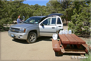 Mit Auto auf dem Campingplatz